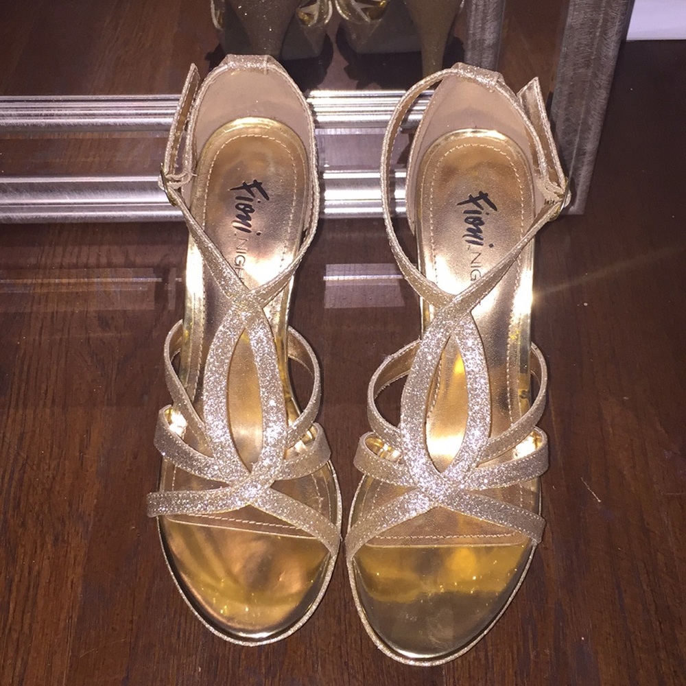 GREAT CONDITION GOLD SPARKLY HEELS!